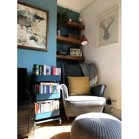 Bright, Book-filled Flat In Artsy Stokes Croft Apartment *
