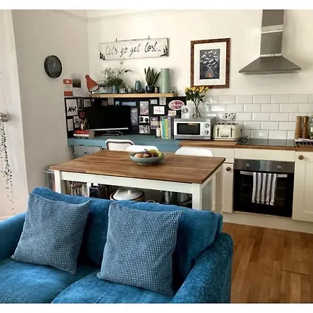 Bright, Book-filled Flat In Artsy Stokes Croft Apartment Bristol