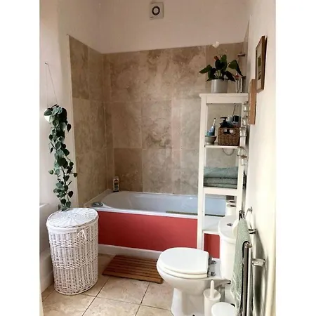 Bright, Book-filled Flat In Artsy Stokes Croft Апартаменты